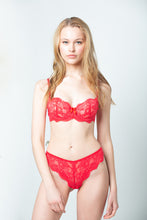 Load image into Gallery viewer, Push-up bra and panties set in red and cream colour with lace